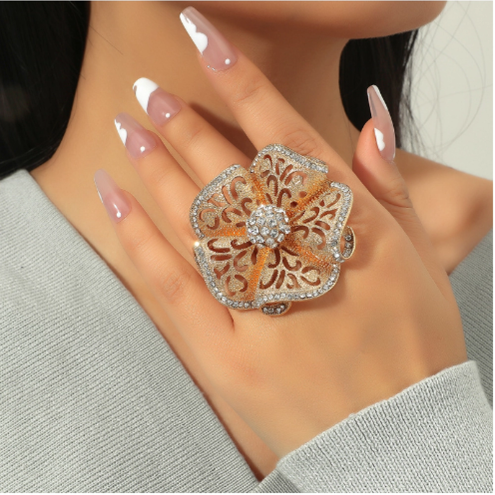 Fashionable new exaggerated opening, three-dimensional noble temperament, retro hollowed out diamond inlaid flower large ring Fashionable new exaggerated opening, three-dimensional noble temperament, retro hollowed out diamond inlaid flower large ring